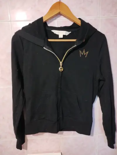 Polerón negro con capucha y diseño de corona - miniatura 1