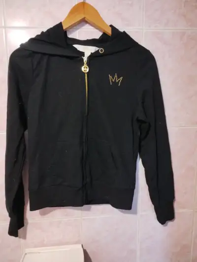 Polerón negro con capucha y diseño de corona - miniatura 2