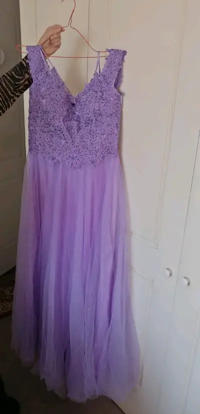 Vestido largo de fiesta lila con encaje - miniatura 3
