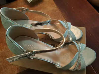 Sandalias de tacón plateadas Clibee elegantes - miniatura 1