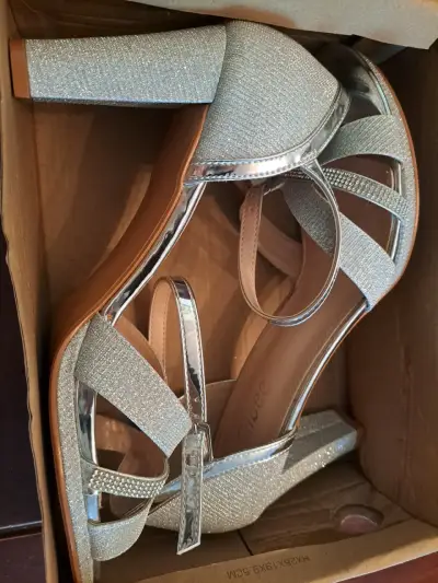 Sandalias de tacón plateadas Clibee elegantes - miniatura 2