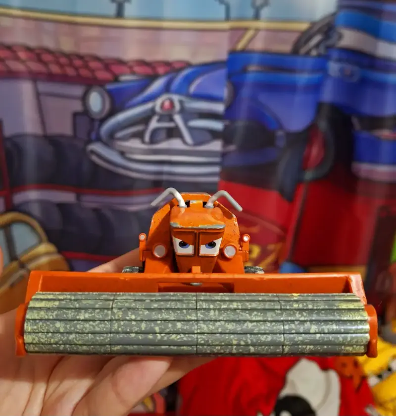 Figura de juguete apisonadora Cars, frank metalico - 1