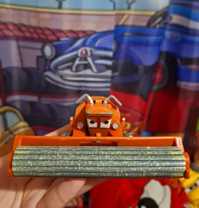 Figura de juguete apisonadora Cars, frank metalico - miniatura 1
