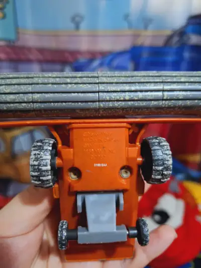 Figura de juguete apisonadora Cars, frank metalico - miniatura 3