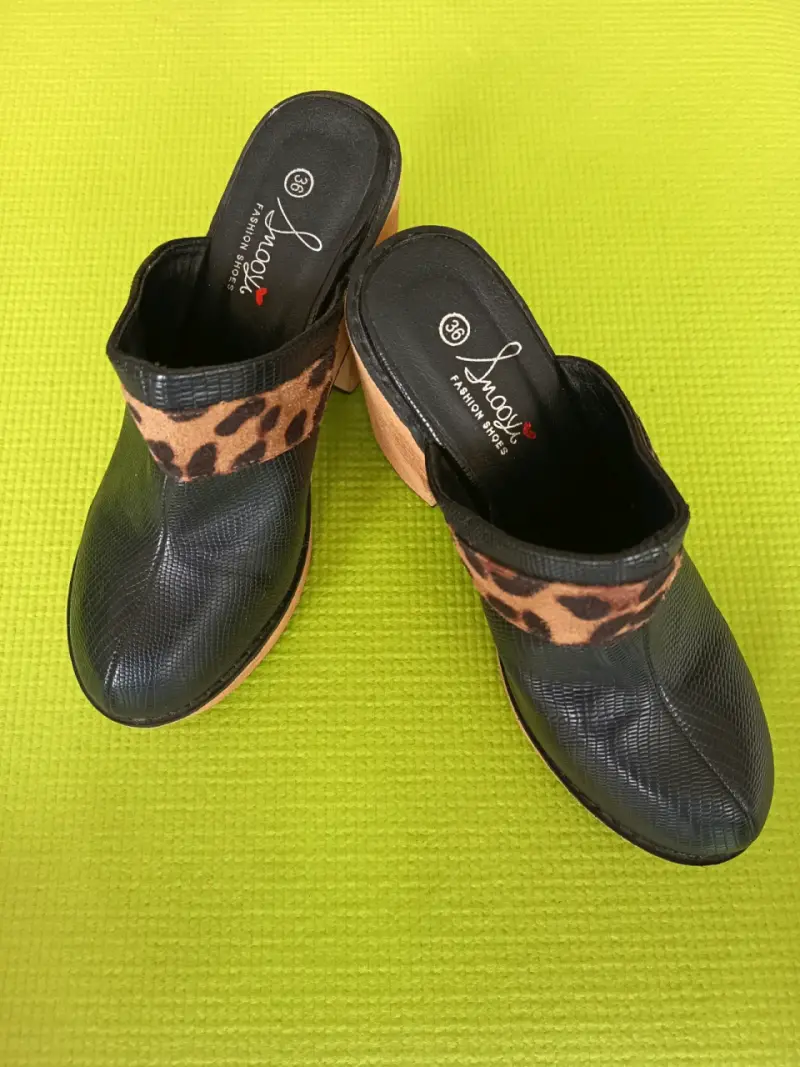 Zuecos de cuero negro con tacón alto y estampado animal - 1