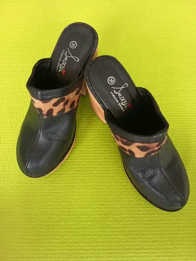 Zuecos de cuero negro con tacón alto y estampado animal - miniatura 1