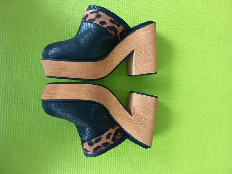 Zuecos de cuero negro con tacón alto y estampado animal - 2
