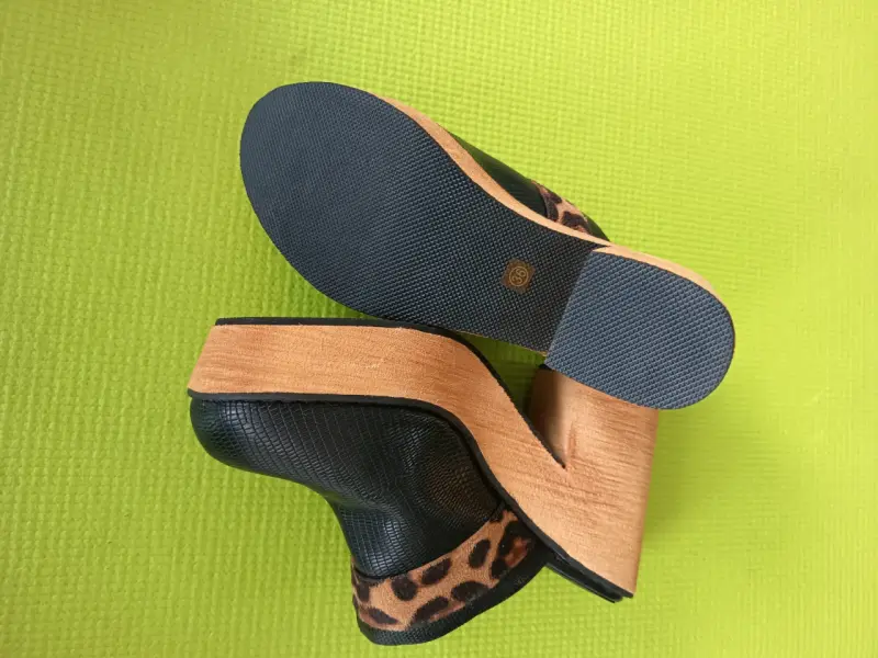 Zuecos de cuero negro con tacón alto y estampado animal - 3