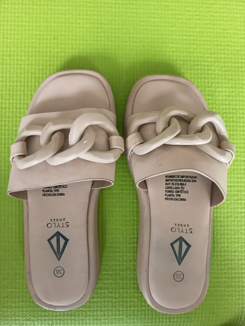 Sandalias beige con diseño de cadena Stilo Shoes