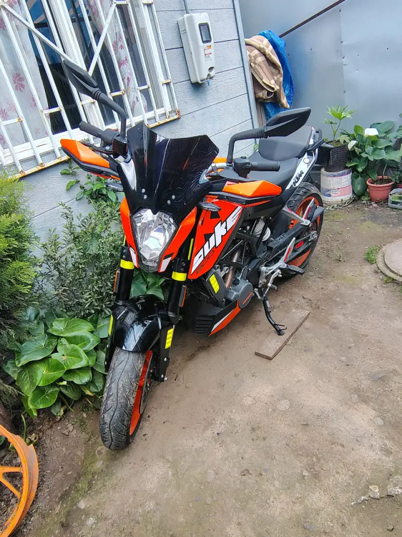 Moto KTM Duke 200 naranja y negra en buen estado - 1