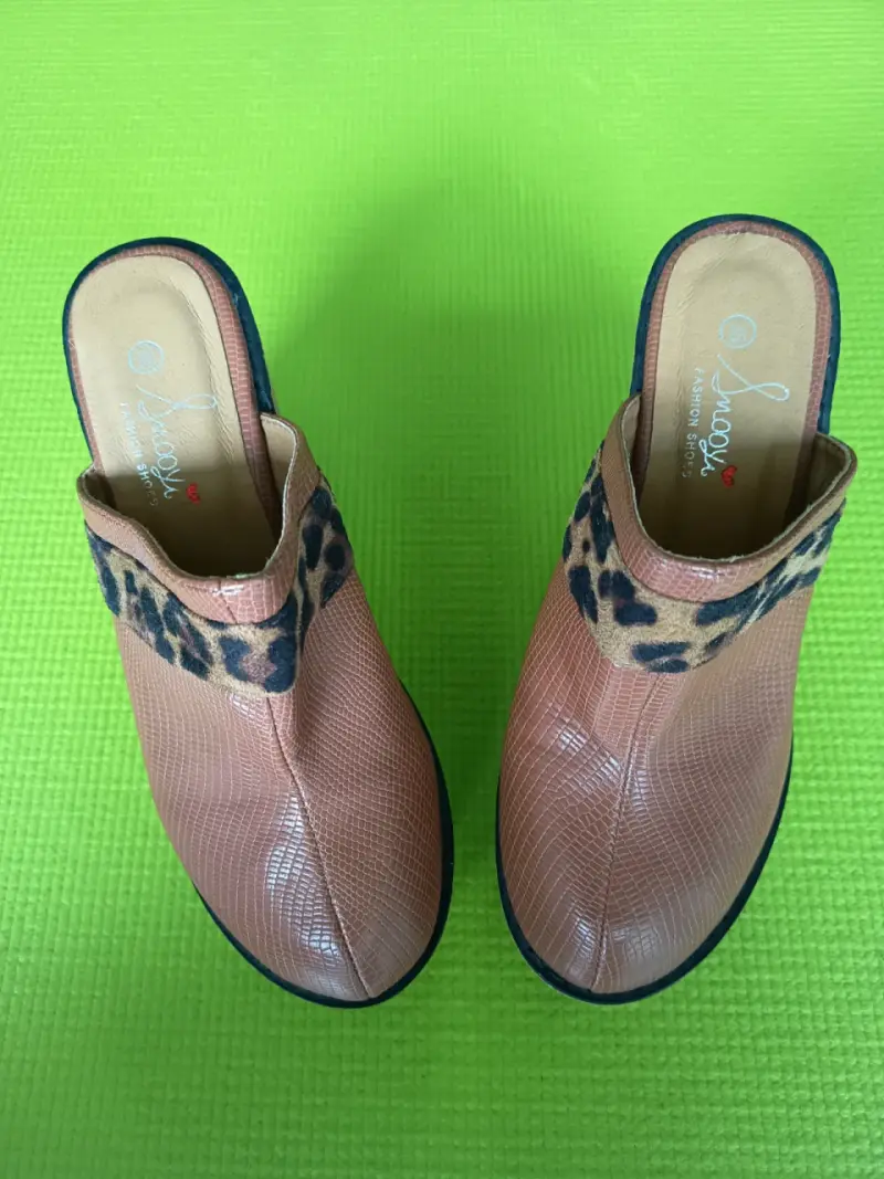Zuecos de Cuero con Tacón y Estampado Animal Print - 1