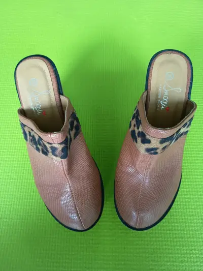 Zuecos de Cuero con Tacón y Estampado Animal Print - miniatura 1