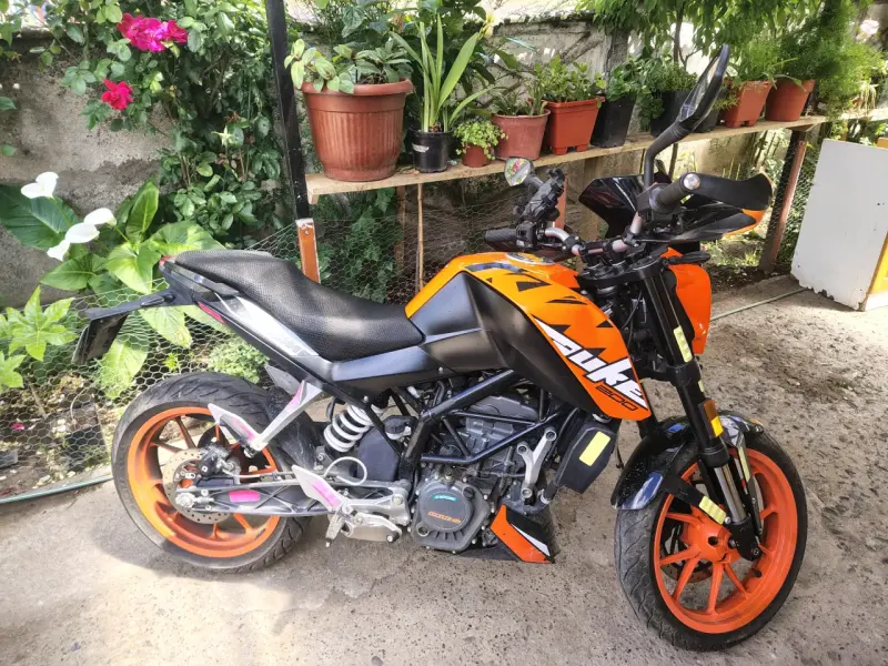 Moto KTM Duke 200 naranja y negra en buen estado - 2