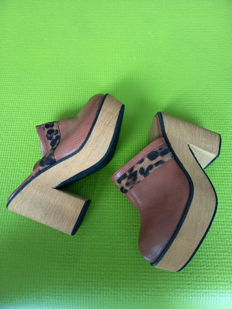 Zuecos de Cuero con Tacón y Estampado Animal Print - 2