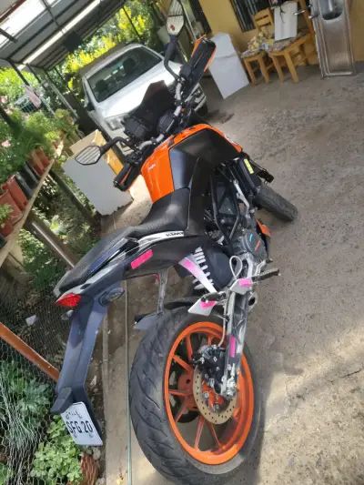 Moto KTM Duke 200 naranja y negra en buen estado - miniatura 3