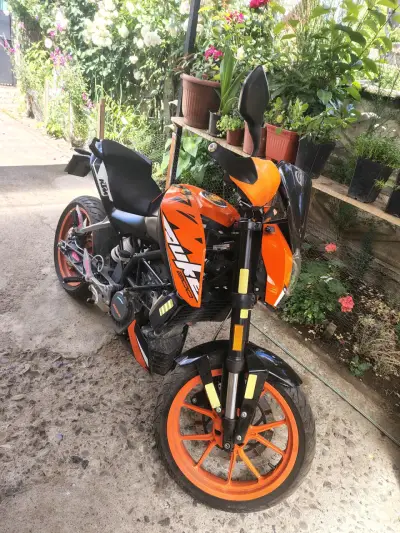 Moto KTM Duke 200 naranja y negra en buen estado - miniatura 4