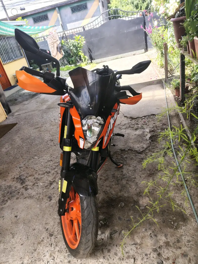 Moto KTM Duke 200 naranja y negra en buen estado - 5