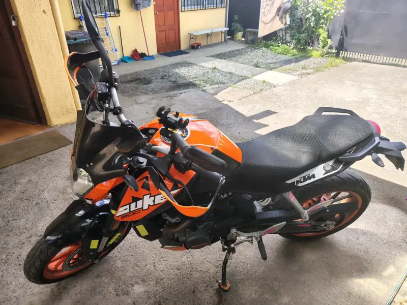 Moto KTM Duke 200 naranja y negra en buen estado - 6