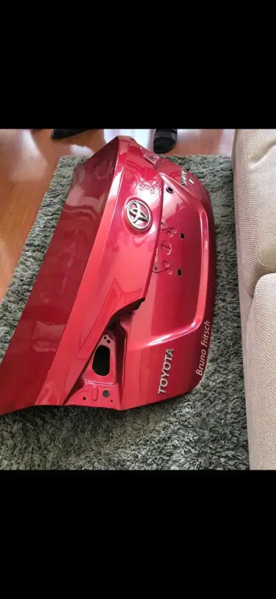 Maletero trasero rojo para Toyota Yaris - miniatura 1