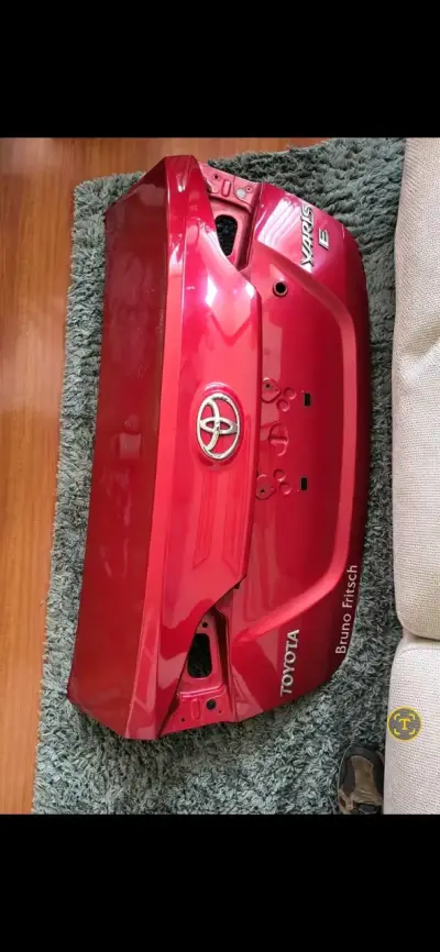 Maletero trasero rojo para Toyota Yaris - miniatura 3