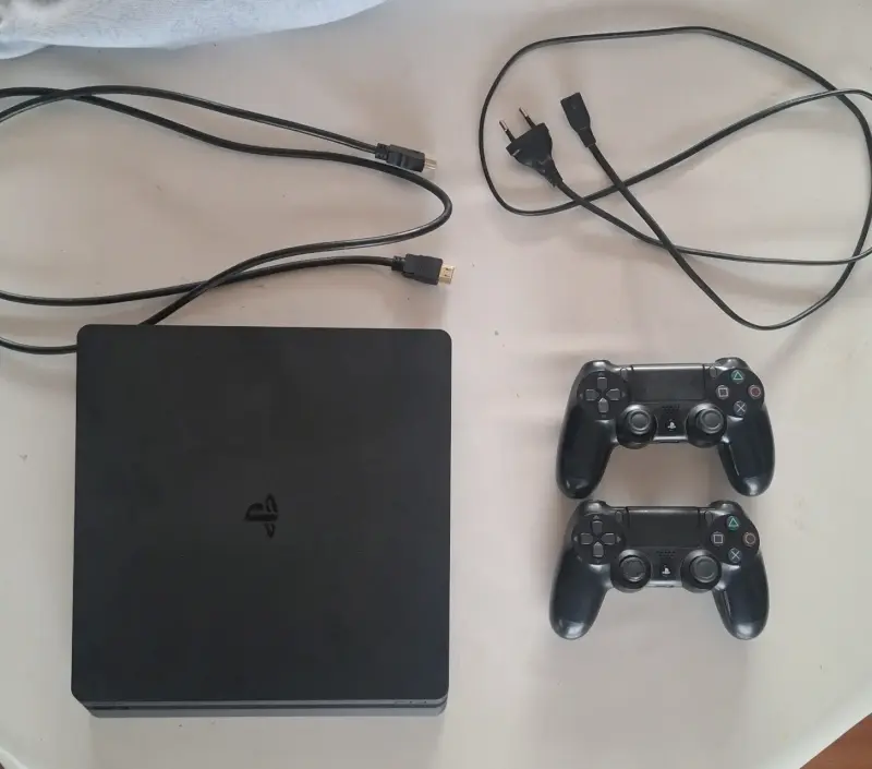 Consola PlayStation 4 con dos controles y juegos - 1
