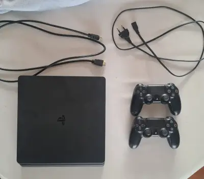 Consola PlayStation 4 con dos controles y juegos - miniatura 1