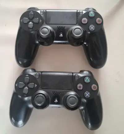 Consola PlayStation 4 con dos controles y juegos - miniatura 2