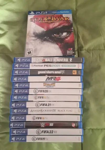 Consola PlayStation 4 con dos controles y juegos - miniatura 3