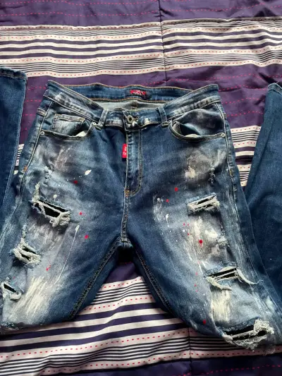 Jeans de hombre desgastados con estilo moderno - miniatura 2