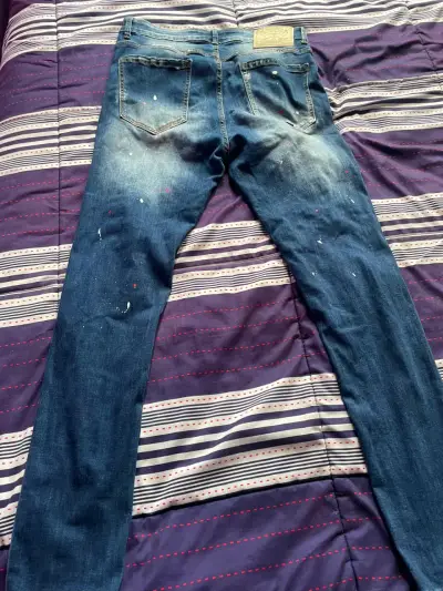 Jeans de hombre desgastados con estilo moderno - miniatura 4