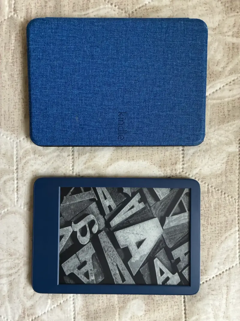 Kindle azul con funda protectora - 2