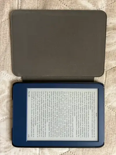 Kindle azul con funda protectora - miniatura 3
