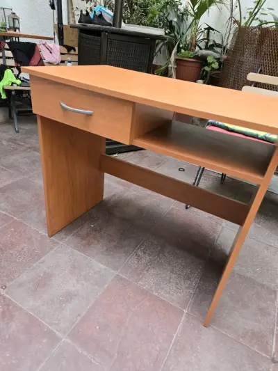 Escritorio de madera con cajón y estante - miniatura 1