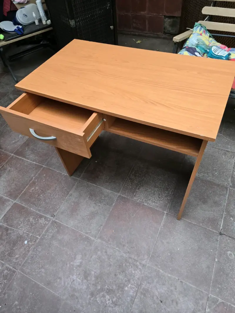 Escritorio de madera con cajón y estante - 2