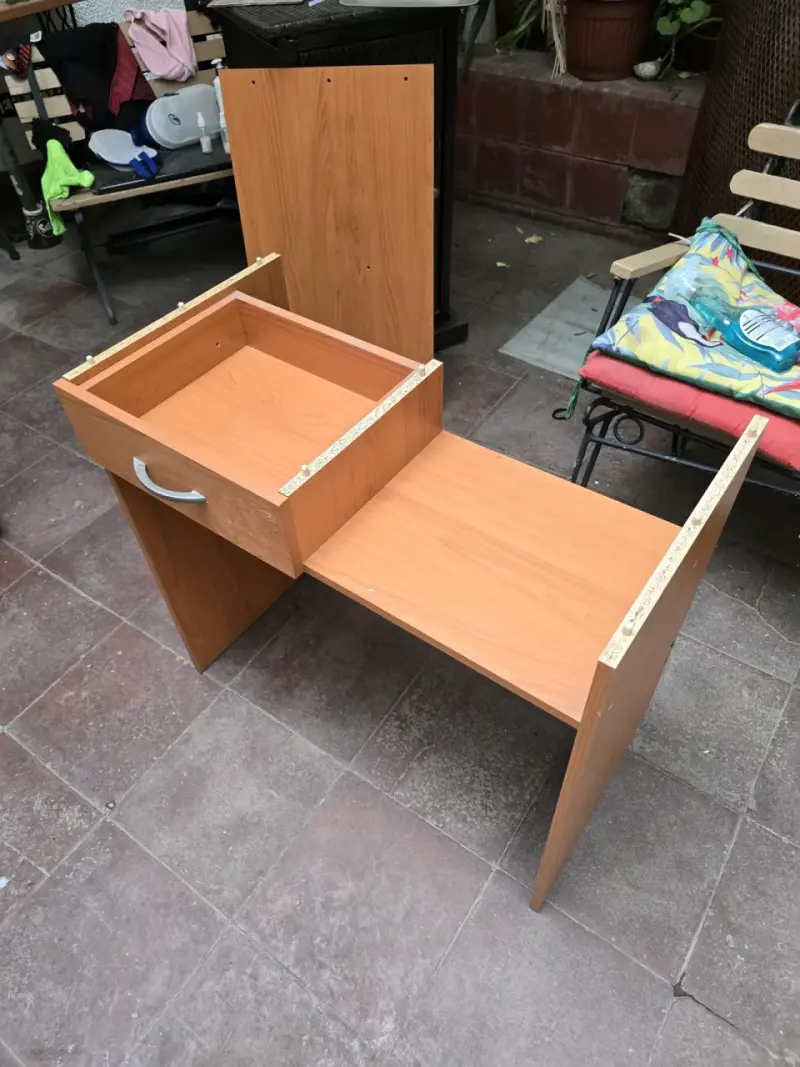 Escritorio de madera con cajón y estante - 3