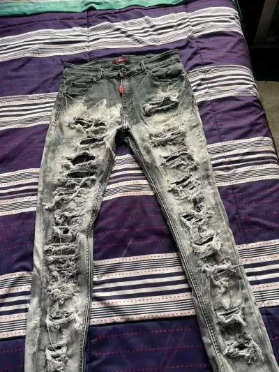 Jeans de hombre desgastados con estilo moderno - miniatura 1