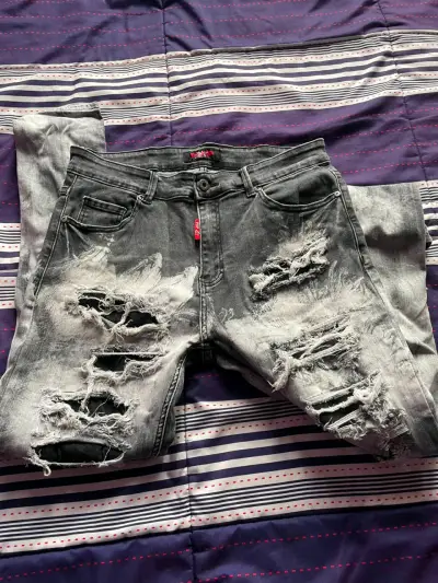 Jeans de hombre desgastados con estilo moderno - miniatura 3