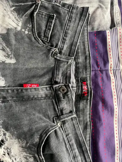 Jeans de hombre desgastados con estilo moderno - miniatura 4