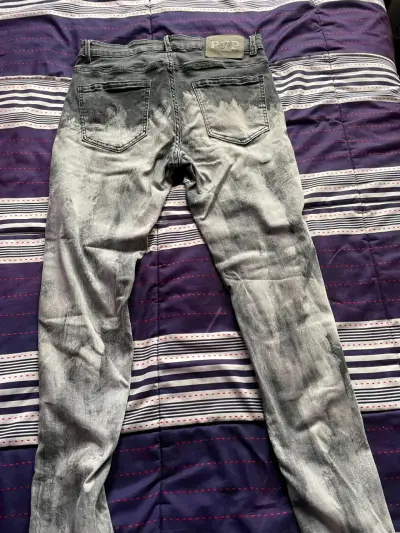 Jeans de hombre desgastados con estilo moderno - miniatura 5