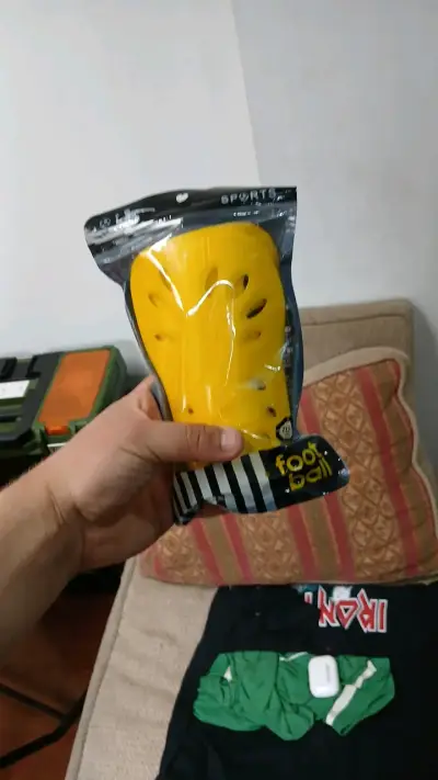 canilleras de fútbol en varios colores - miniatura 1