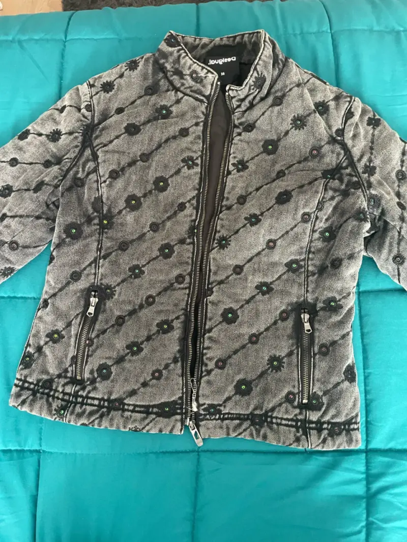 Chaqueta Desigual gris con diseño floral - 1