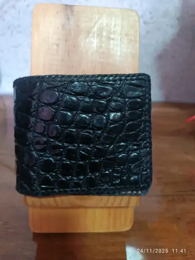 Billetera de cuero negro estilo cocodrilo - miniatura 1