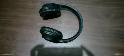 Auriculares inalámbricos negros con Bluetooth - miniatura 1