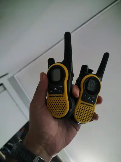 Walkie Talkies Motorola Amarillos con Pantalla - miniatura 1
