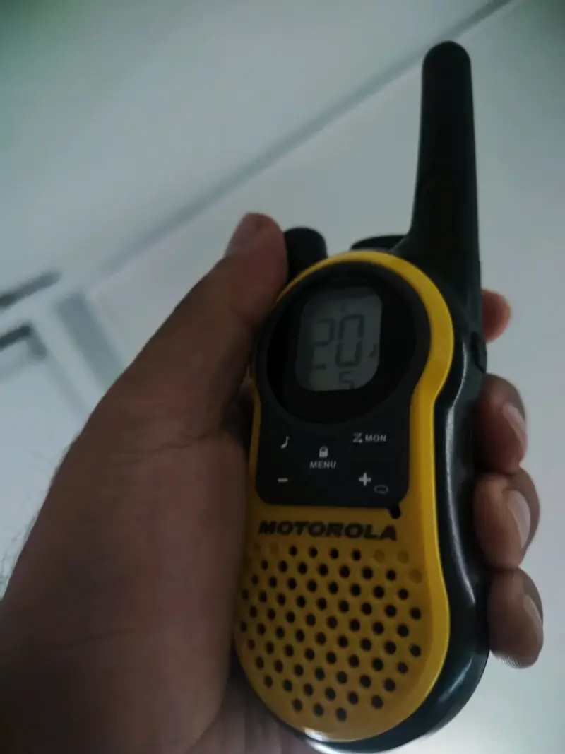 Walkie Talkies Motorola Amarillos con Pantalla - 2