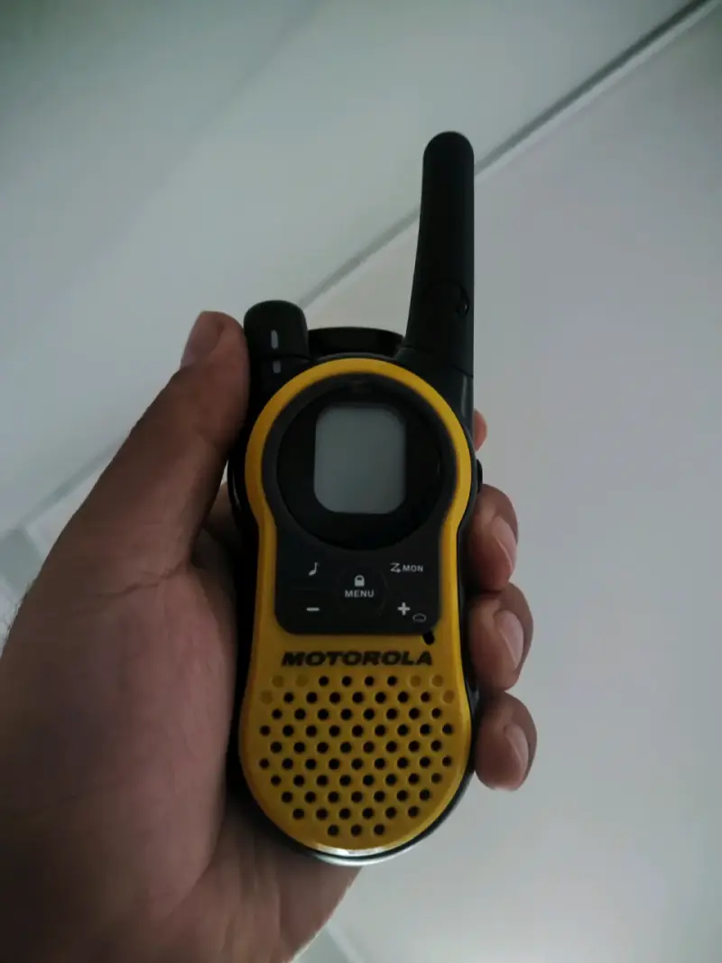 Walkie Talkies Motorola Amarillos con Pantalla - 3
