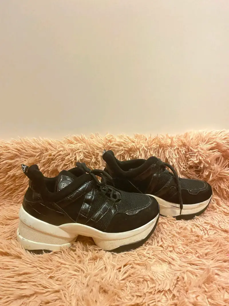 Zapatillas deportivas negras con plataforma