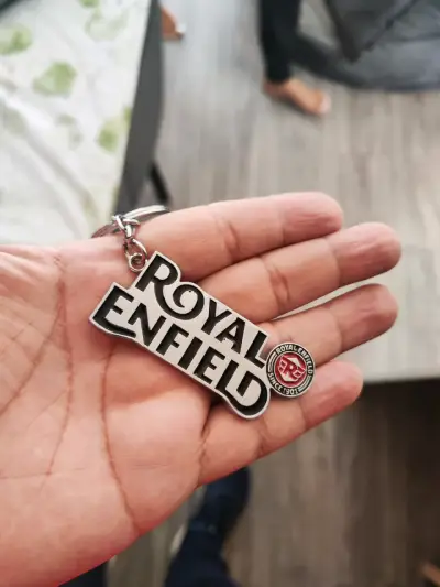 Llavero metálico Royal Enfield para motociclistas - miniatura 3