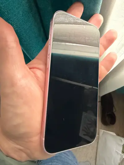 iPhone 15 en buen estado color rosa - miniatura 2