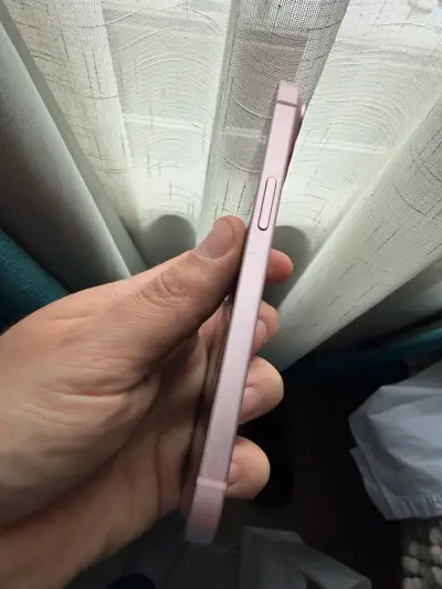 iPhone 15 en buen estado color rosa - miniatura 3